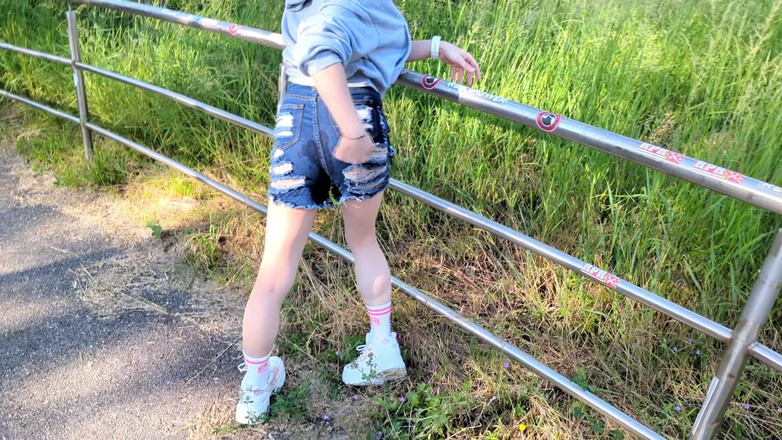 TV_Helena: Blowjob luar untuk peminat jeans! Pantat tranny penuh dengan air...