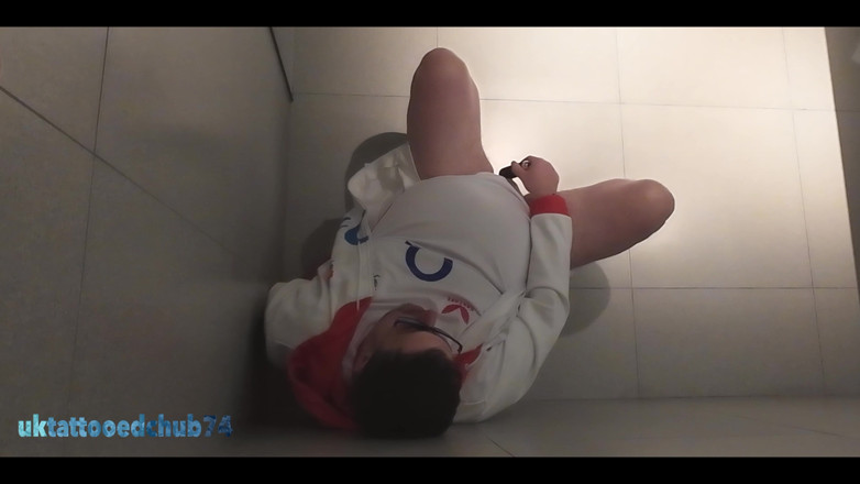 uktattooedchub74: Rugby Guy Magic Wand Play i Cum