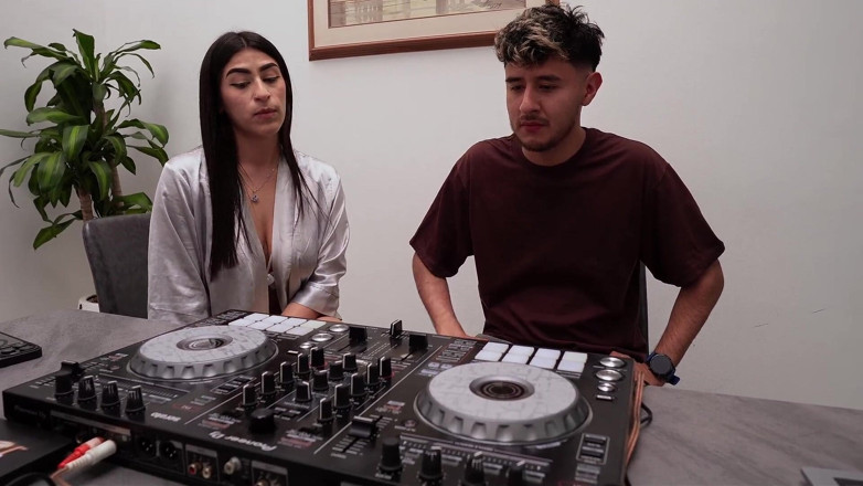 KARINAMILLER: Učitel Dj Cumd Ve Mně, Zatímco Jsme Byli Uprostřed Třídy,...