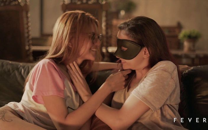 Fever Films: Sex lesbian incredibil de pasional