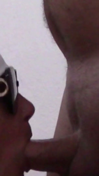 Close-up MILF chupa um pau e goza na boca