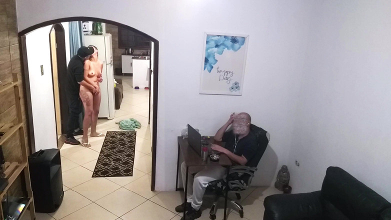 Gabi SweetCouplesStories: Mentre il marito lavora, la moglie in un asciugamano saluta...