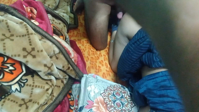 Manjushukla: 非常漂亮的印度阿姨和她的男友做爱。