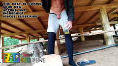 Young penis piss: Představuje čůrání do zadku a polyká dobré množství chcanek