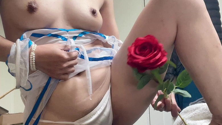 sweethanajapanese: Hana Chan Sexy v oblečení vysokoškolačky si hraje s růžovým...