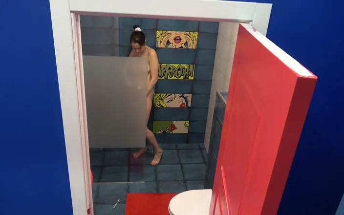 Milfs and Teens: Una vera MILF tettona davanti alla doccia
