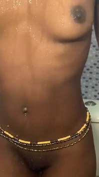 Quente negra gata no banheiro, seção mostrando seu corpo quente
