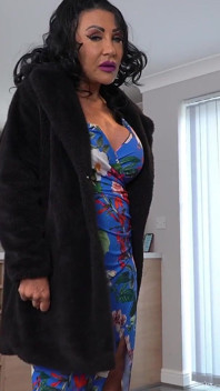 Nicole DuPapillon ajuda seu enteado com tesão a se masturbar