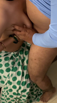 Il marito era un sego e il suo amico ha inserito il suo pene nella figa di sua moglie