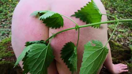 Bouncy Tits Action: Nettle hra na zadku venku