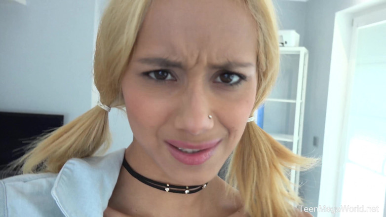 Teen Mega World: Loira com uma câmera