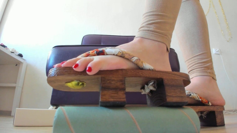 Rarible Diamond: Crush boxes in geta shoes