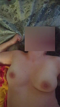 Skutečná domácí manželka kouří obrovský penis pak sténá při šukání obrovským ptákem Prosí o její kozy, aby byly pokryty masivním výstřikem