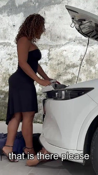 MILF Abanoz Latina, Açık Havada Irklararası Sekste Genç Tamircikle Kocasını Aldatıyor!