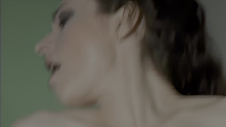 Inhonorof porn: First She Masturbates on the Couch, Then She Takes a...