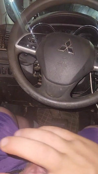 Menggunakan seluar dalam merah jambu untuk melancap di dalam kereta saya.