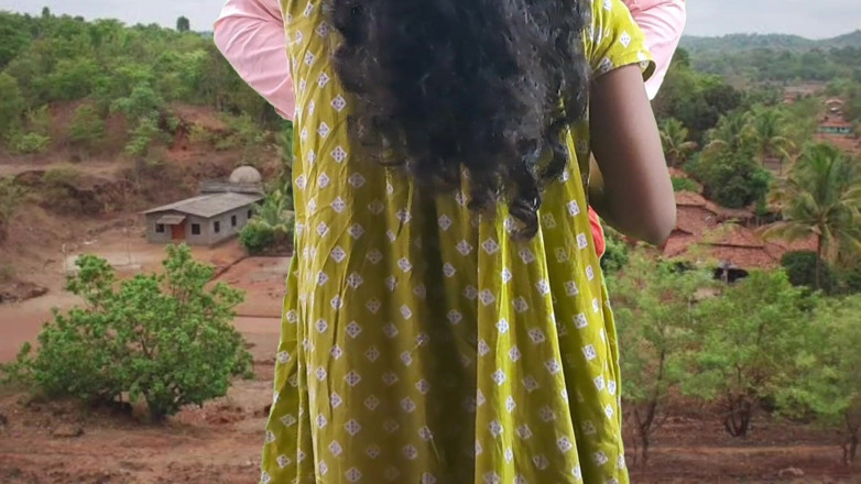 Trilokinath: Une bhabhi en plein air se fait baiser