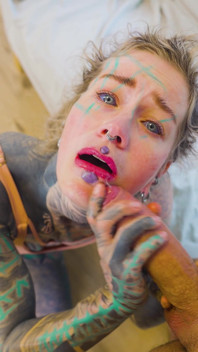 Getatoeëerde pornoster wordt gevuld met een enorme Italiaanse lul en wordt van top tot teen bedekt in sperma - pinautomaat, gaapt, grote cumshot, diep in keel