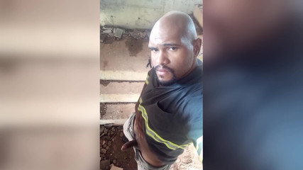 TheBlacKHunterr: Dans les escaliers de l’immeuble, frappant un