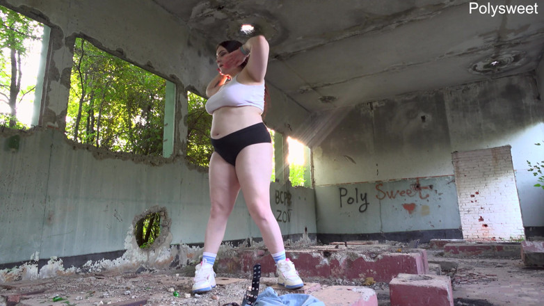 Polly Sweet: Dansând printre ruine și masturbându-se cu un vibrator gol