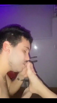 射在我的脚上，让我成为你的荡妇