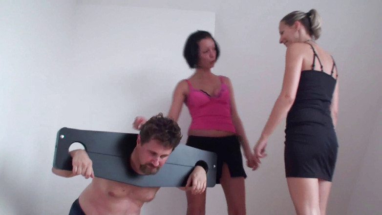 Femdom Austria: Czeka na ich plucie i spadające popioły