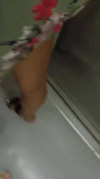 hot MILF(chodne laayak mammi) ajanbi bhir bhari tren men shorts ke maadhyam se mere sakht land ko pakarti hai aur ragarti hai