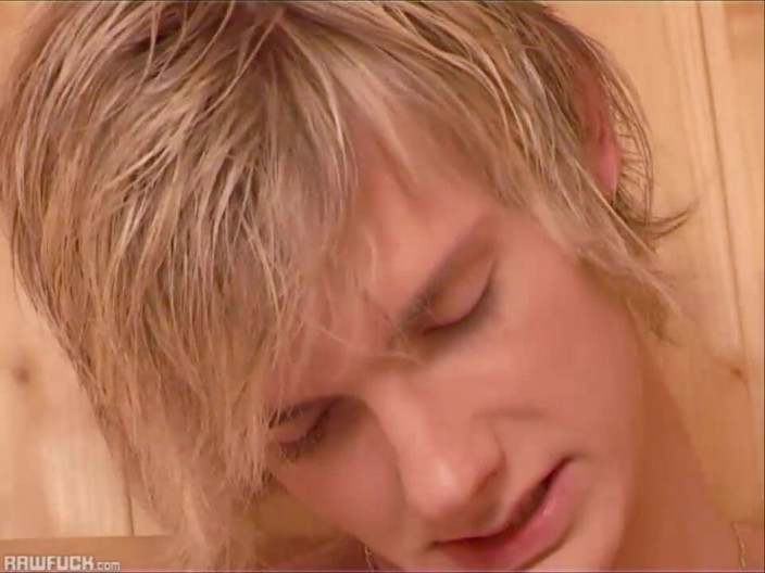 Raw Fuck: Il ragazzo troia biondo deve ingoiare carichi di sperma