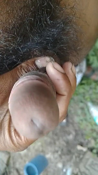 Eu fui para a área hoje e vi um vídeo de uma garota. Fiquei excitada tanto na minha juventude que não conseguia segurar meu pênis.