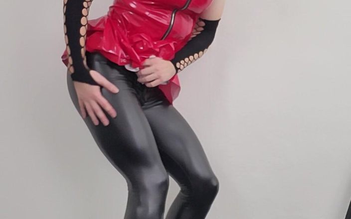 Nicole Nicolette: Retas i röd pvc miniklänning, svarta leggings och höga klackar