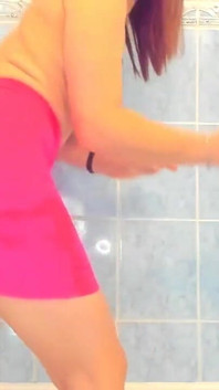 su una gonna rosa