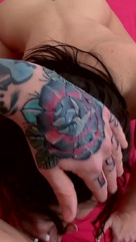 Brytyjska MILF Jedzie Kutasa Dzikiego Na Różowym Łóżku
