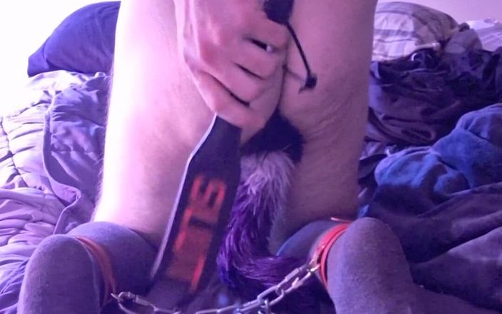 Robert48569: Nahý muž s ponožkami, svazovací řetězy, svorky na bradavky a masturbace...