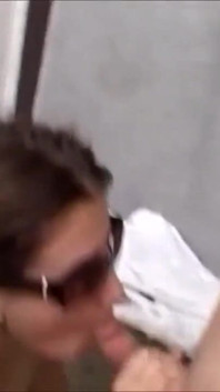 Si fa leccare la figa e poi penetrare dal suo vicino