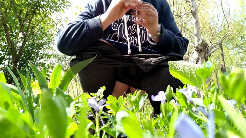 Elena: Gorgeous piss goddess in city park