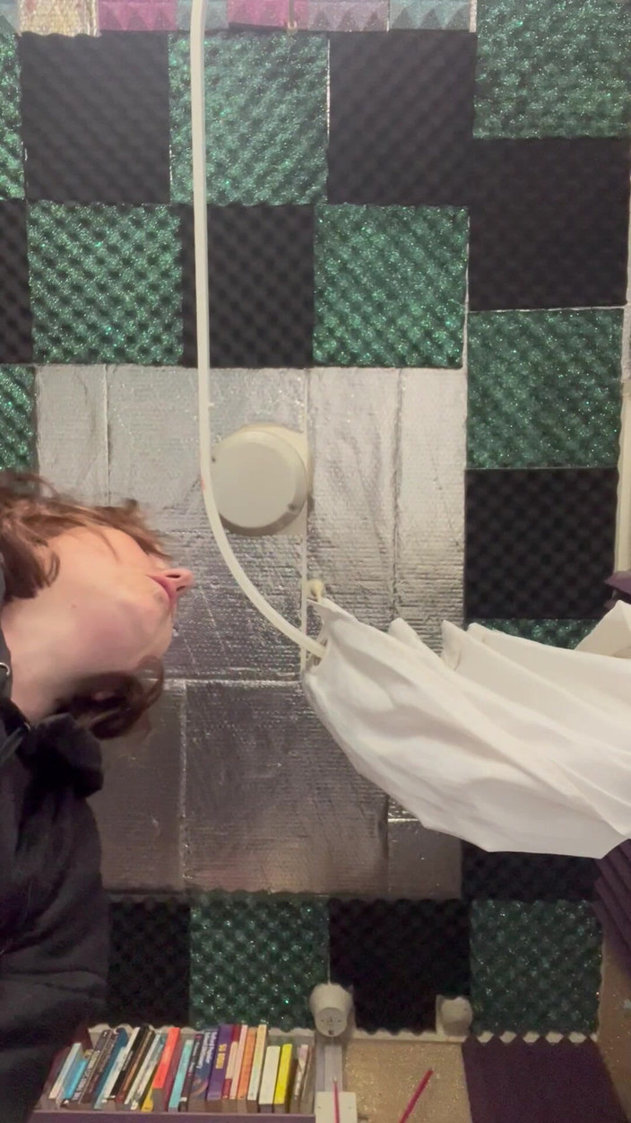 Pissing Paradise: Wrong Hole!