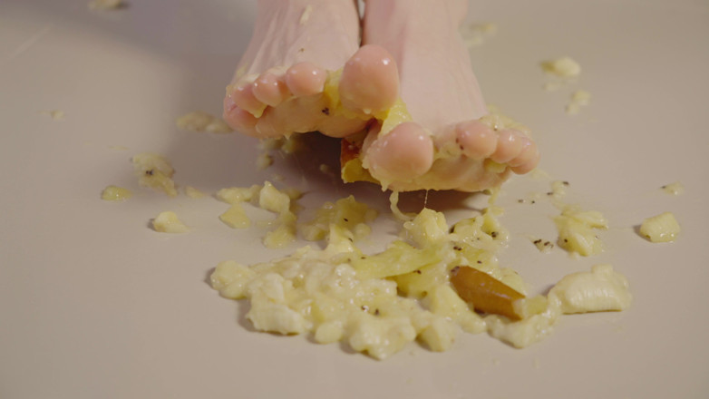 Karneli Bandi: Op blote voeten fruit crush &amp; voeten likken