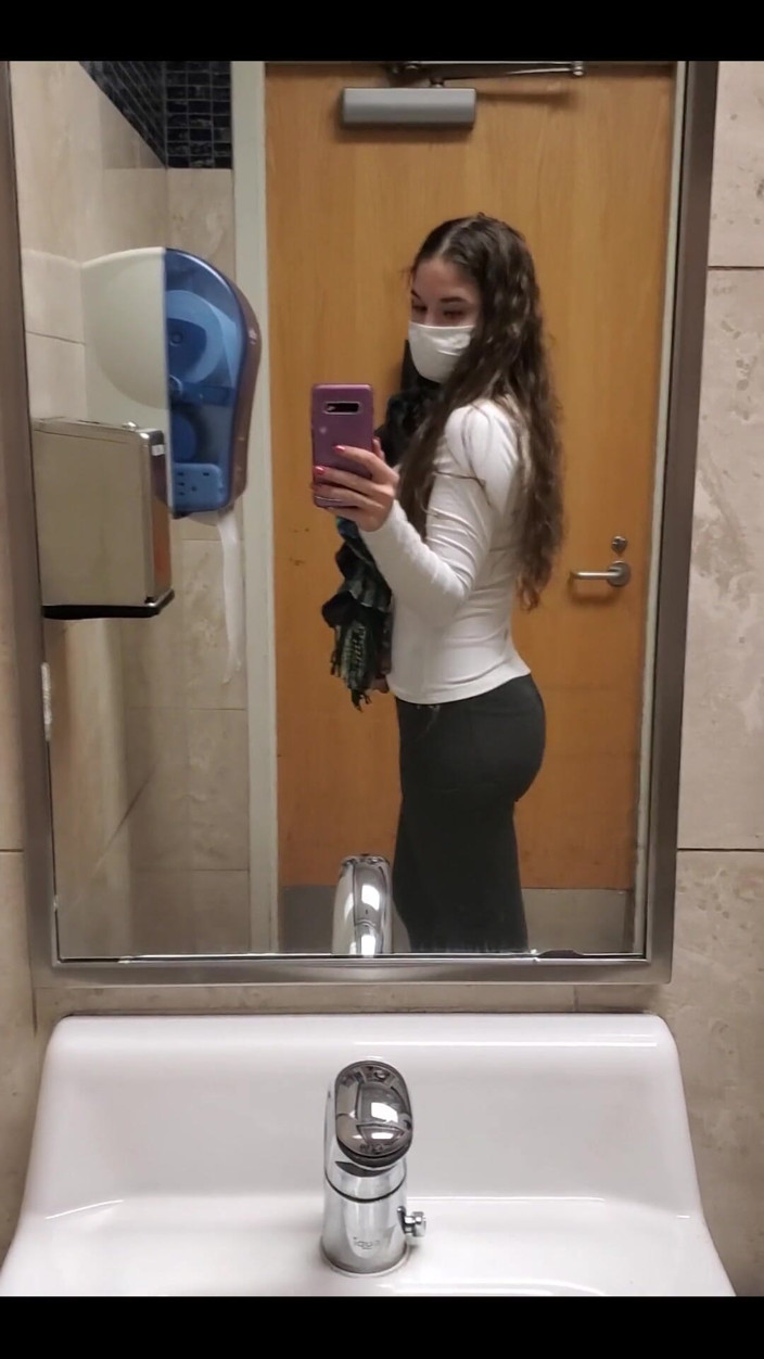 Kendra Heart: I Had Some Time to Spend in the Airport Bathroom!
