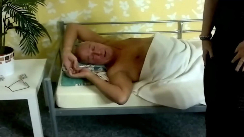 Filles Francaises: MILF Perancis matang menunjukkan kemahiran menghisap zakarnya