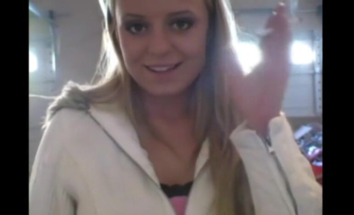 Femdom Austria: Versaute teenager rauchen eine zigarette in nahaufnahme, video