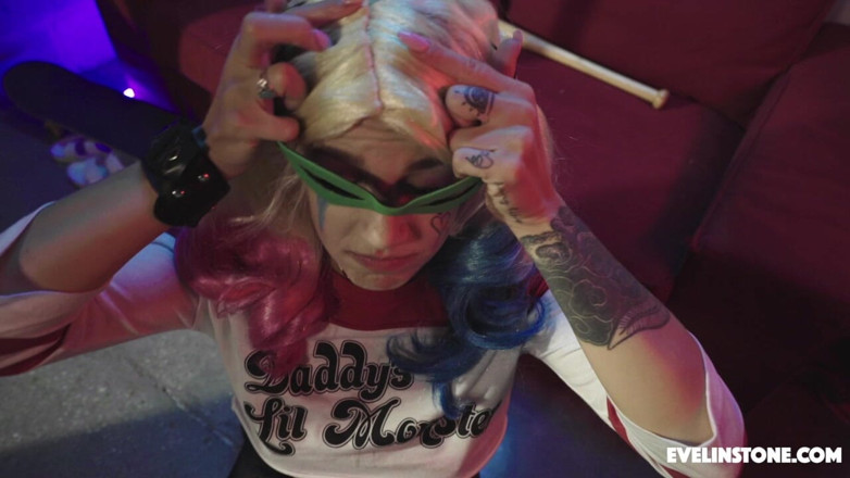 Evelin Stone: Harley Quinn cosplay facial foda derrota