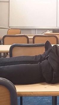 După un striptease sexy pe biroul profesorului, această studentă franceză-asiatică excitată îi scoate pula și se masturbează