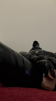 Follando mi coño peludo con un consolador enorme en traje de látex y máscara de gas