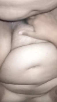 Gros plan sur la chatte pulpeuse de ma femme pulpeuse pendant que je lui fourre ma bite