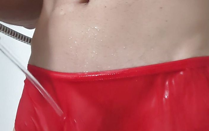 Sissy panty boy: Une culotte en nylon rouge mouillée taquine sous la douche
