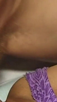 Milfs maduras montan pollas duras en escenas humentes