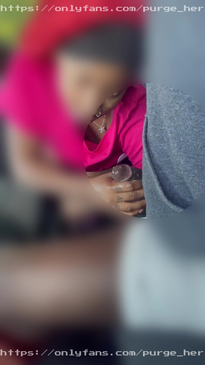 Purge_her: Ragazza Con Grandi Labbra Tettona Succhia Il Cazzo Così Bene...
