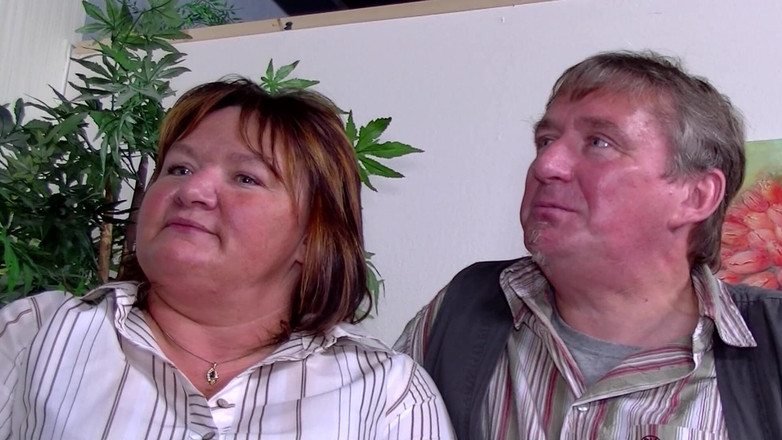 Deutsche Damen: Зрілих товстих німецьких повій трахали в розбещеному тріо