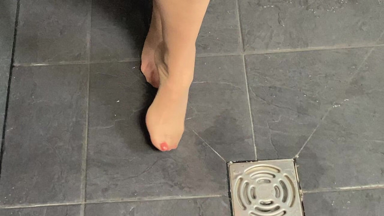 Mr MF: 젖고 발정난 샤워하는 미시 발