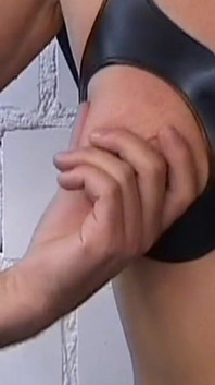 Reife brünette MILF gefesselt und mit nippelklemmen neckt